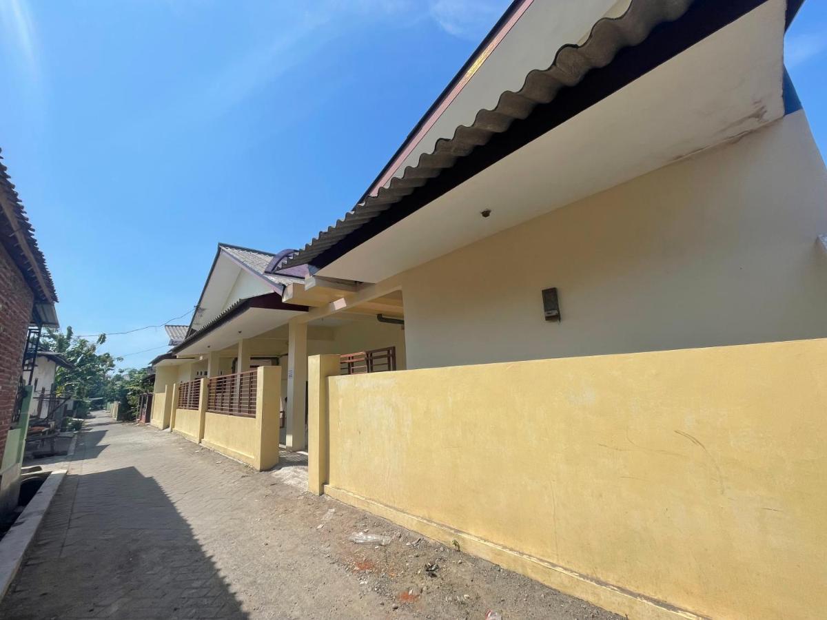 Spot On 92902 Sunyoto Homestay Syariah Mojokerto Exterior photo