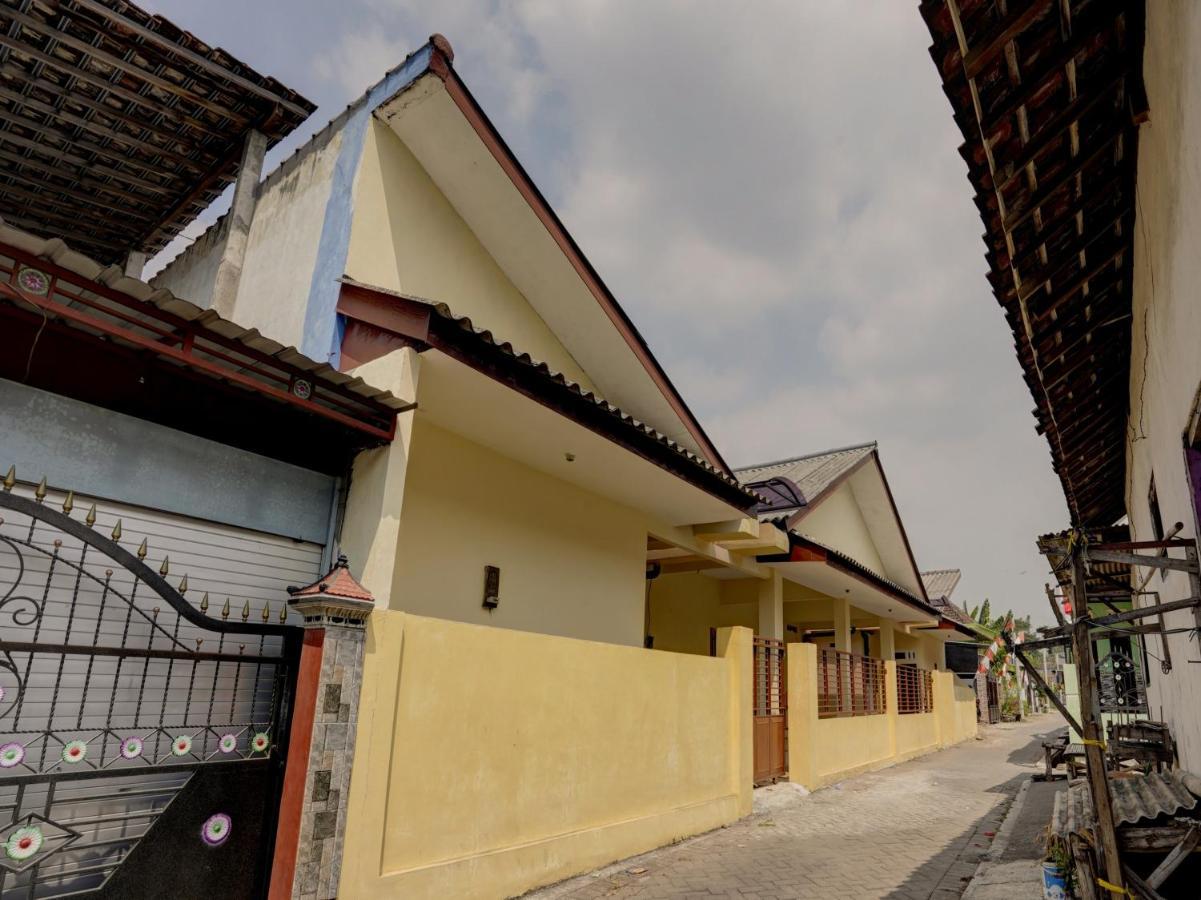 Spot On 92902 Sunyoto Homestay Syariah Mojokerto Exterior photo